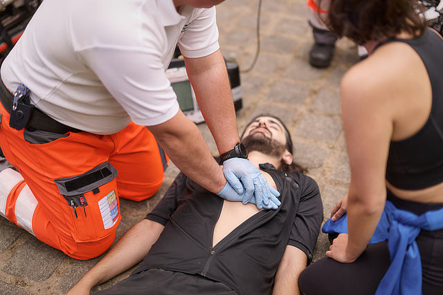 Ein Rettungssanitäter bei der Herz-Lungen-Wiederbelebung