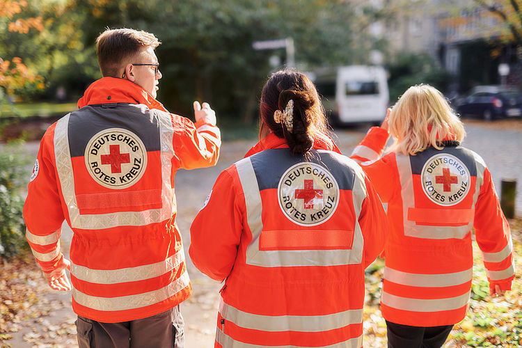 Symbolfoto Team des DRK in Einsatzjacken